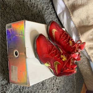 Only wore once outside, the box isn’t in its best condition?